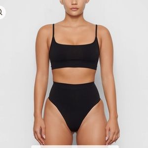 SKIMS SCULPTING MID WAIST THONG Onyx size small